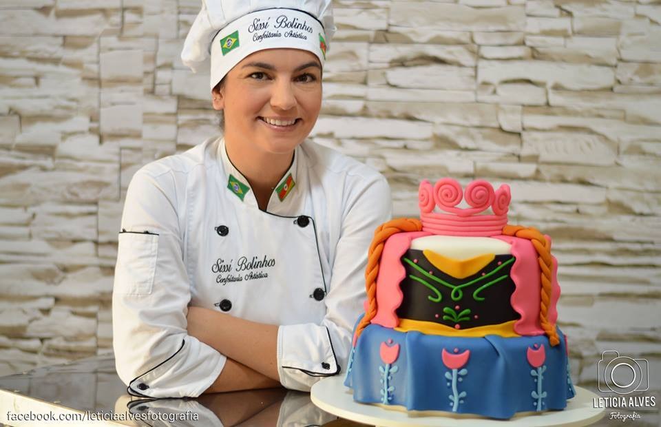 Aluno exibindo sua criação