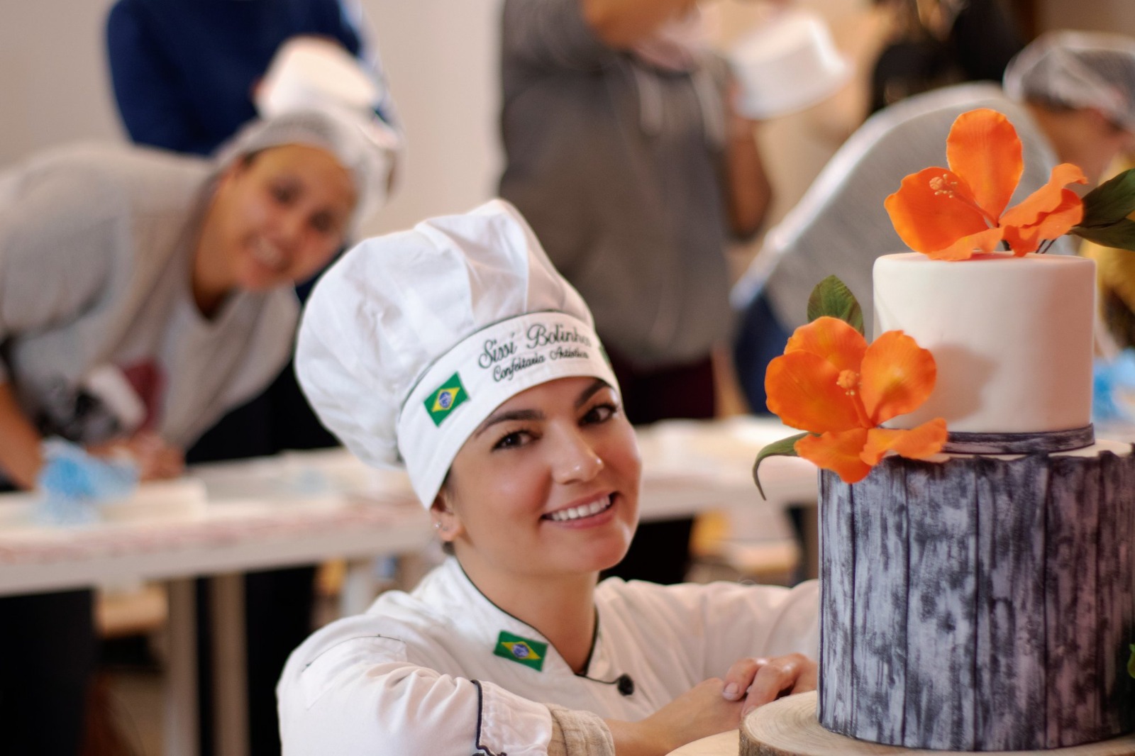 Aluno exibindo sua criação